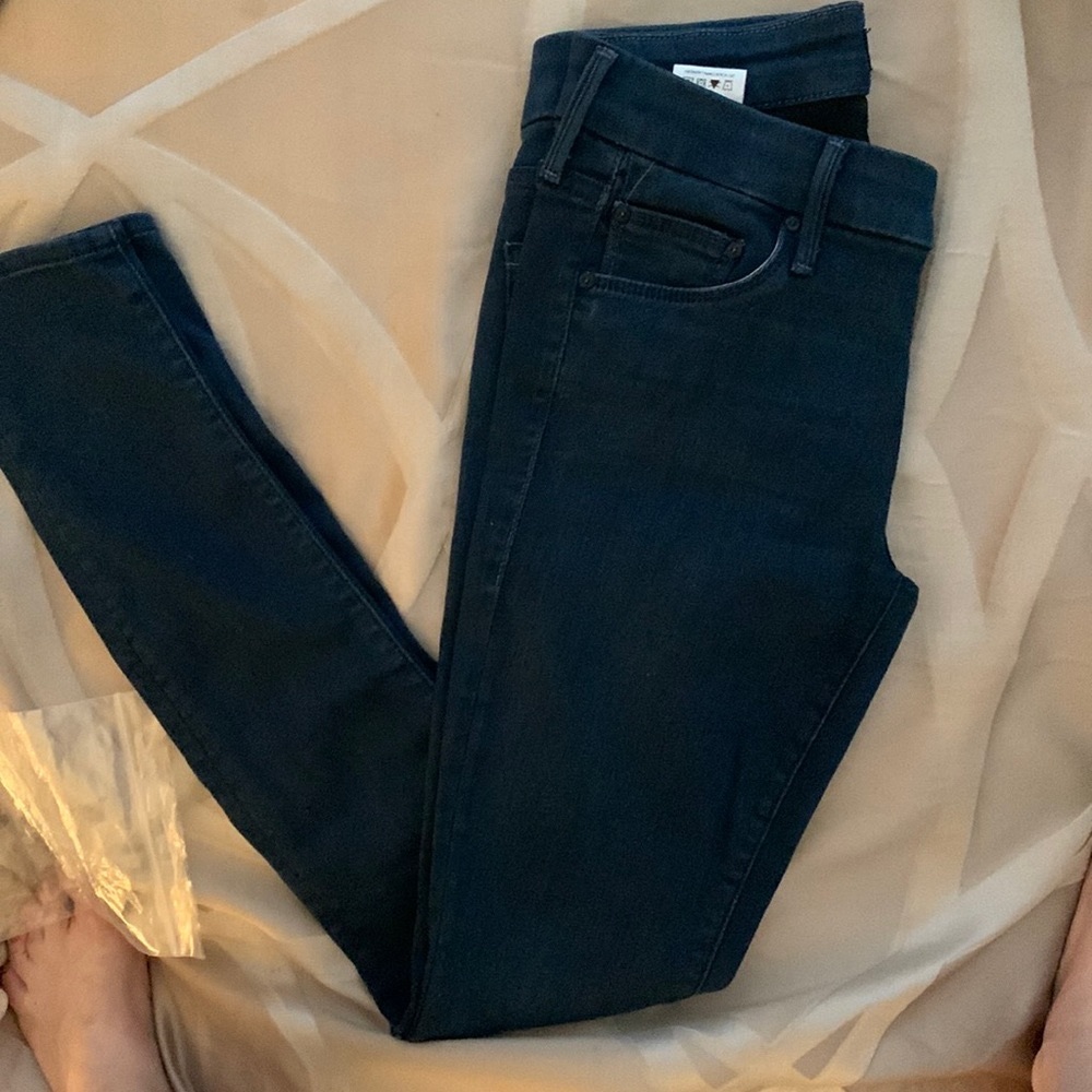 MOTHER the looker skinny jean in dark blue.